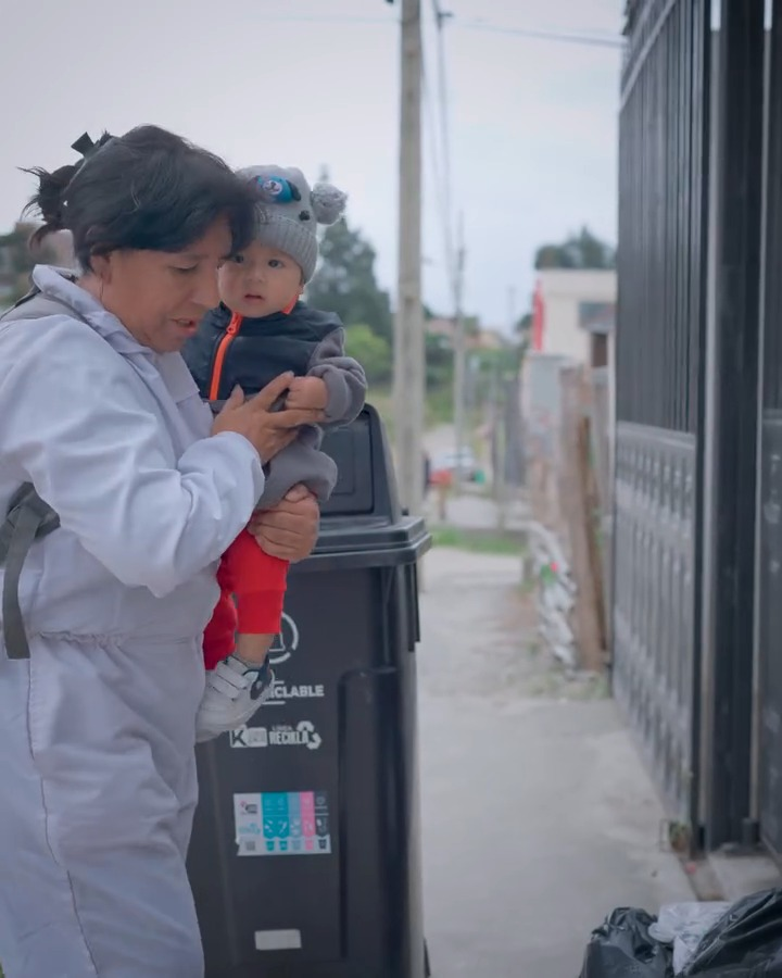 [COMPLETE] 035M0920 AE136 Confundió a su bebé con su mascota por culpa del celular