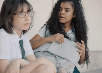 [COMPLETE] 692M0920 TP005 Esta niña ocultaba a su padre en su colegio en el dia del padre