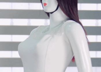 [COMPLETE] 068M0905 AE068 Niña huerfana usaba un maniquí para sentir el amor de su madre