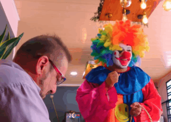 [COMPLETE] 046M0920 AF503 Joven vendedor de galletas logró cumplir sus sueños a pesar de su condición