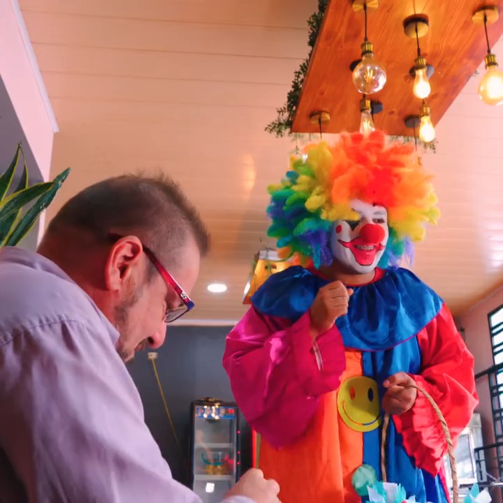 [COMPLETE] 046M0920 AF503 Joven vendedor de galletas logró cumplir sus sueños a pesar de su condición