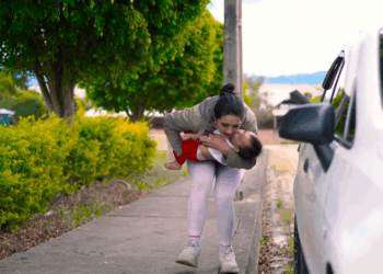 [COMPLETE] 052M0920 AF509 Abandonó a su hija en el auto de esta pareja