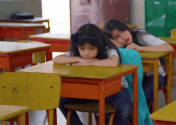 [COMPLETE] 010M0905 AE010 Profesora trataba mal a su alumno por ser humilde hasta que fue descubierta