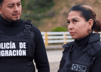 [COMPLETE] 063M0920 AF520 Detenerla el paso fue la peor decisión de esta policía de migración