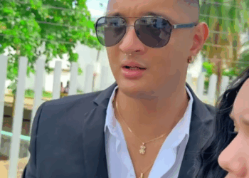 [COMPLETE] 628M0920 TM016 Quería tapar su cabello con una peluca para salvarle la vida y algo inesperado ocurrió