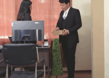 [COMPLETE] 084M0920 AF541 Descubrió la infidelidad de su esposo escondiéndose en su oficina