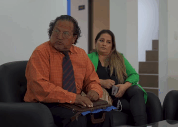 [COMPLETE] 096M0920 AF553 Anciano se postula a trabajar con un curriculum escrito a mano y es desprestigiado de esta manera