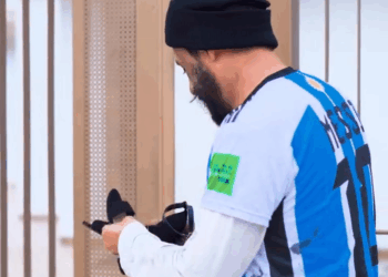 [COMPLETE] 107M0920 AF564 Le disgustaban los pobrєs hasta que un lustra botas salv0 la vida de su hermana