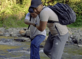 [COMPLETE] 110M0920 AF567 Finge ser el papá de un niño migrante para salvarlo de ser deportado