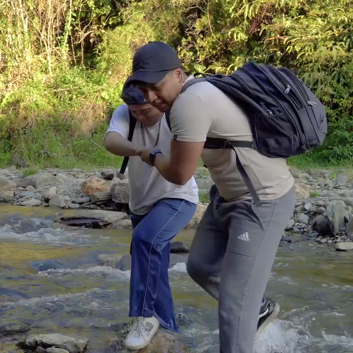 [COMPLETE] 110M0920 AF567 Finge ser el papá de un niño migrante para salvarlo de ser deportado