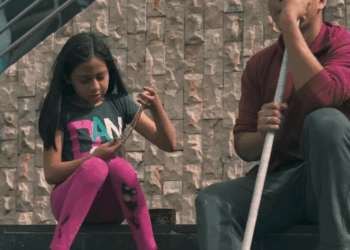 [COMPLETE] 112M0920 AF569 Esta niña ayudó a un hombre cieg0 y recibió mucho dinero