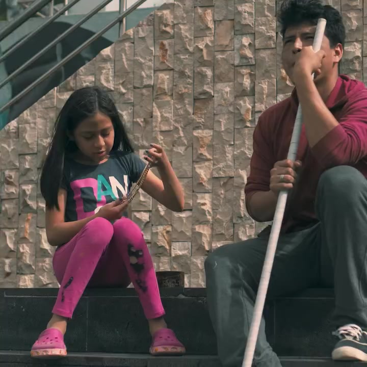 [COMPLETE] 112M0920 AF569 Esta niña ayudó a un hombre cieg0 y recibió mucho dinero