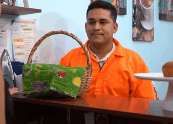 [COMPLETE] 609M0920 C415 Niña lucha por conseguir empleo para su papá