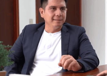 [COMPLETE] 584M0920 C390 Su novia le pagó la universidad y él la abandonó por otra