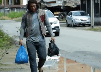 [COMPLETE] 582M0920 C388 Indigente le da una lección de humildad al hombre más rico de la ciudad