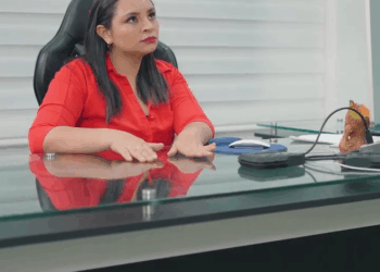 [COMPLETE] 086M0905 AE086 Escondía a su hija en un cartón para no perder su trabajo, hasta que la descubrieron