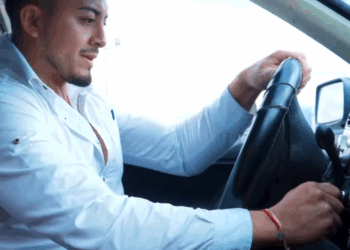 [COMPLETE] 116M0920 AF573 Lo dejó por su carro viejo, sin imaginar que la suerte estaba por llegar