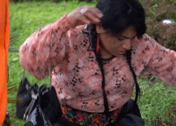 [COMPLETE] 553M0920 C359 Le negaron la entrada solo por cómo vestía