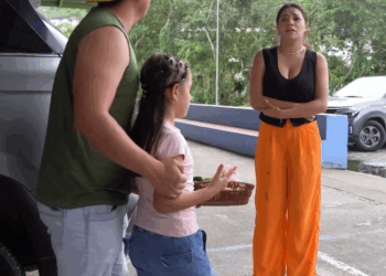 [COMPLETE] 550M0920 C356 Ayudó a una niña que vendía flores sin imaginar quién era en realidad