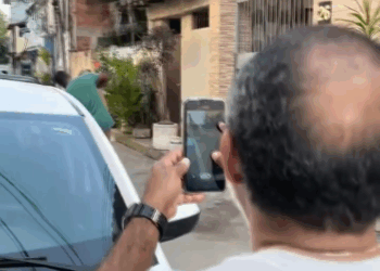 [COMPLETE] 034M1005 AG034 Ele ouvia as conversas dos vizinhos por esse motivo, sem imaginar que terminaria assim