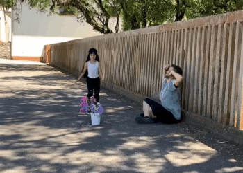 [COMPLETE] 131M1005 AG131 Menina visita o túmulo da mãe sem esperar essa surpresa