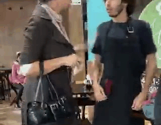 [COMPLETE] 040M1005 AG040 Garçonete encontra carteira de empresário mas tinham outros planos