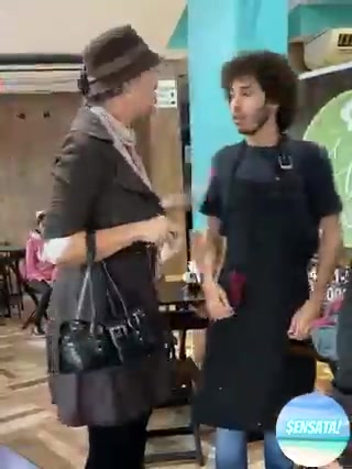 [COMPLETE] 040M1005 AG040 Garçonete encontra carteira de empresário mas tinham outros planos