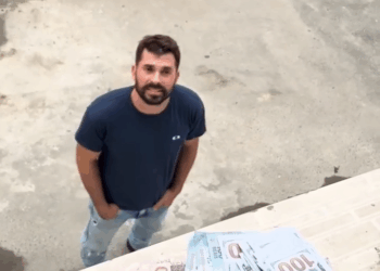 [COMPLETE] 042M1005 AG042 Milionário dá um pacote cheio de notas para um pedreiro para salvar seu filho