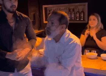 [COMPLETE] 146M1005 AG146 Eles negaram a entrada deste ancião em um clube