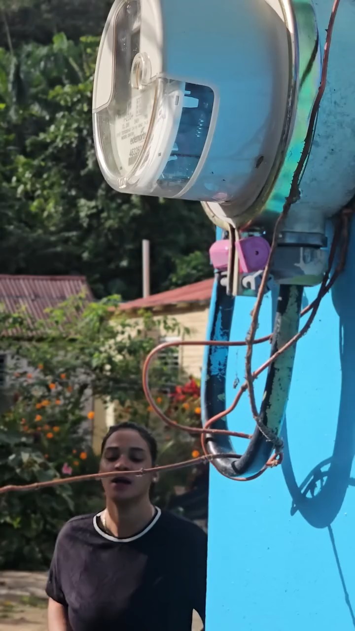 [COMPLETE] 283M1005 AH086 Vecina muy aprovechada quería vivir de lujos con el trabajo de otro, ni la luz quería pagar