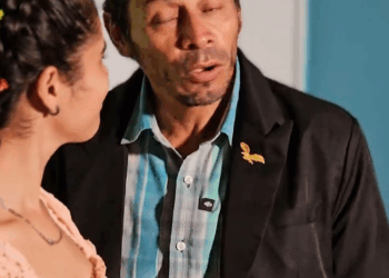 [COMPLETE] 277M1005 AH080 Vecino juzgaba a esta jovencita por estar parada en la esquina y se llevó una gran lección