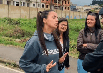 [COMPLETE] 194M1005 AG194 Suas filhas queriam prendê la, mas esse ANJO salvou sua vida, não acreditei no final