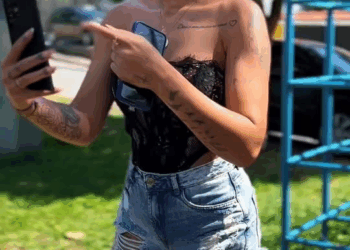 [COMPLETE] 176M1005 AG176 Uma estranha fez isso em plena praça