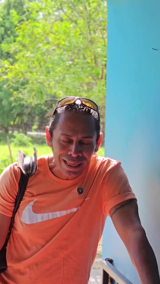 [COMPLETE] 312M1005 AH115 La vecina quería que le dieran la comida obligatoriamente, pero hasta ese día llegó con eso