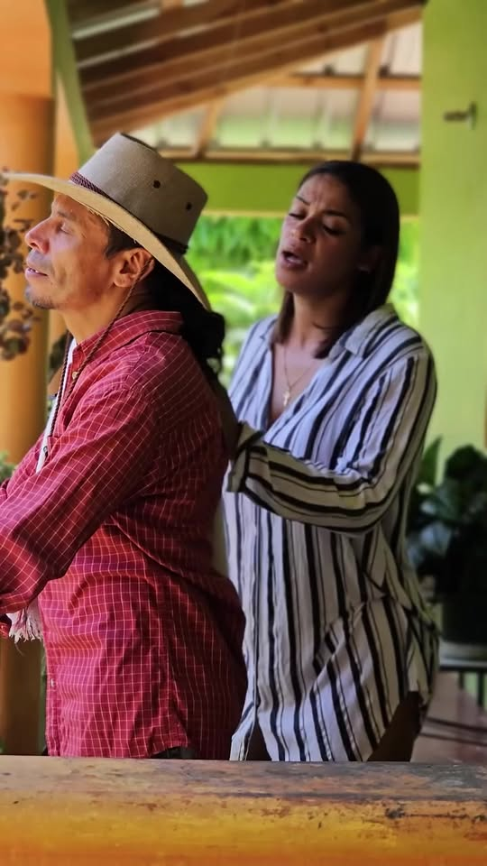 [COMPLETE] 316M1005 AH119 Le hacen la visita a tres patas