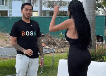 [COMPLETE] 403M1005 AL065 panini llega a un acuerdo con el bryan para que hable bien de ella