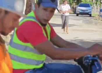 [COMPLETE] 333M1005 AH136 Se negó a montarlo en su motor solo por su vestimenta y como se ve