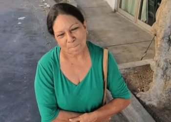 [COMPLETE] 354M1005 AL016 millonario bendice a las amas de casa en la puerta de su casa