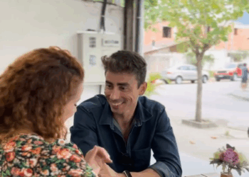 [COMPLETE] 069M1005 AG069 Filho finge cuidar do pai, para que o irmão lhe mande dinheiro para os remédios