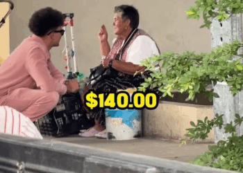 [COMPLETE] 436M1005 AL098 sorprendo a una señora humilde con un fajo de billetes y casi llora