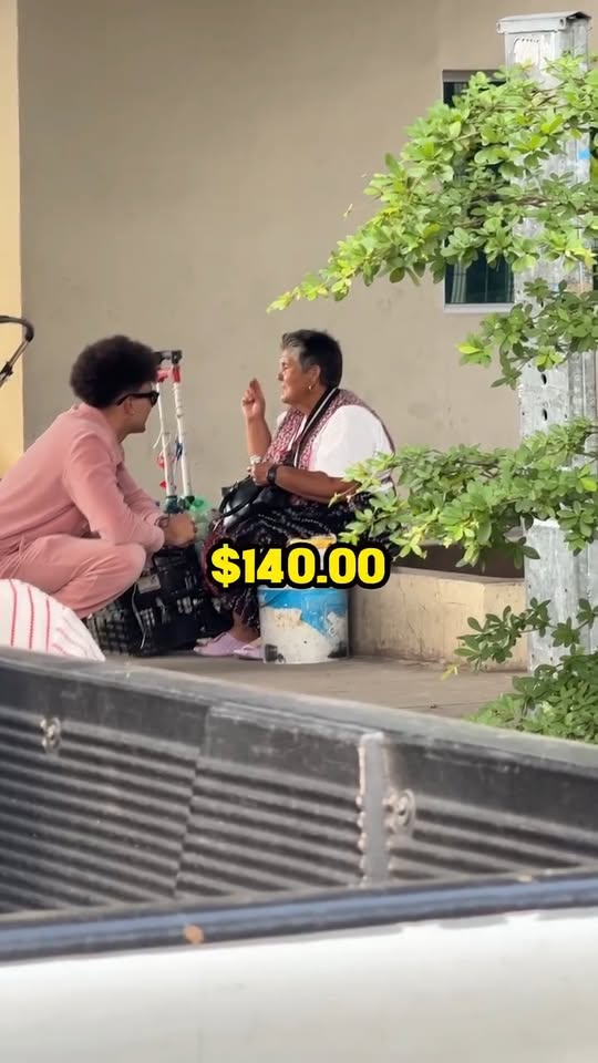 [COMPLETE] 436M1005 AL098 sorprendo a una señora humilde con un fajo de billetes y casi llora