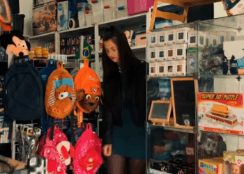 [COMPLETE] 070M1005 AG070 Este morador de rua via esta jovem todos os dias na loja, ela não entendia o motivo