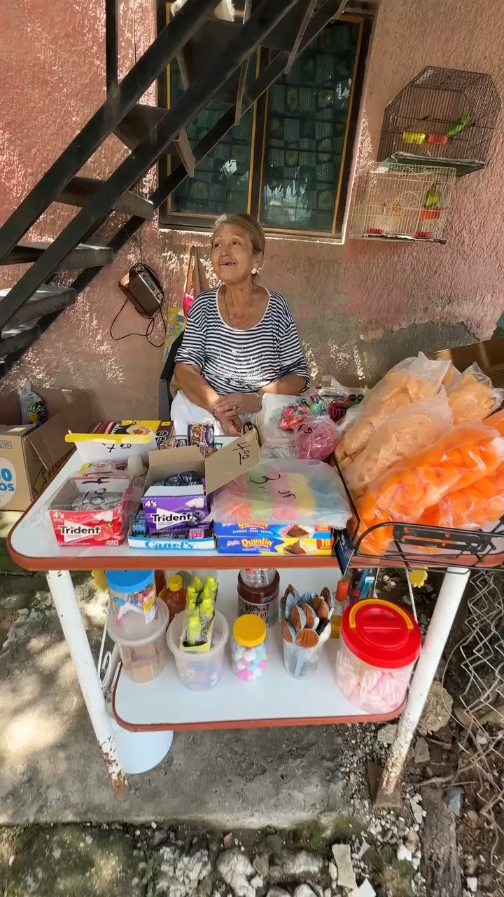 [COMPLETE] 391M1005 AL053 le ofrecí comprarle todo a una señora y casi se pone a llorar