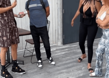 [COMPLETE] 363M1005 AL025 millonario regala maletin misterioso o beso de cariñosas