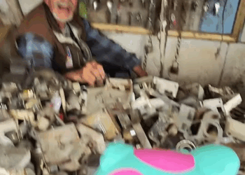 [COMPLETE] 364M1005 AL026 millonario ofrece una alcancía a cambio de todo su negocio