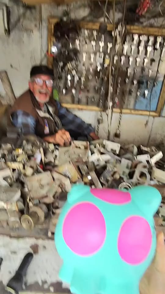 [COMPLETE] 364M1005 AL026 millonario ofrece una alcancía a cambio de todo su negocio