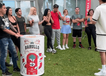 [COMPLETE] 465M1005 AL127 la cariñosa besa al novio de su amiga en frente de todos