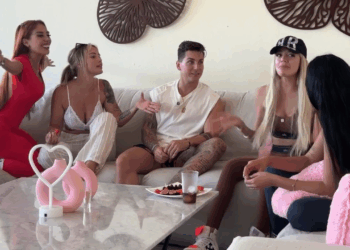 [COMPLETE] 398M1005 AL060 descubre que una chica solo lo quiere por su dinero