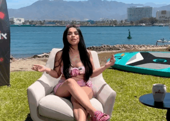 [COMPLETE] 469M1005 AL131 se encela mucho al tener que compartir cuarto con su novio y otra