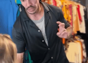 [COMPLETE] 011M1005 AG011 Vendedora trata da pior forma esta moça na cadeira de rodas